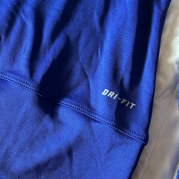 Lightweight running Nike long sleeve with hood - Picture 8 of 8